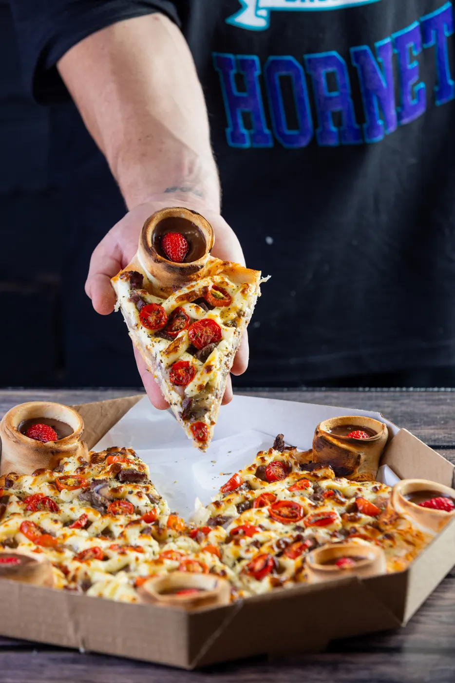 Pedaço de pizza de filé mignon cremoso com borda vulcão