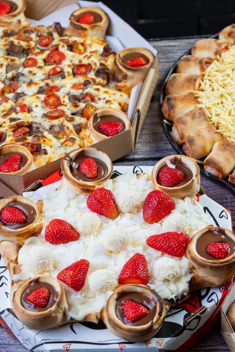 Três pizzas Premium com bordas vulcão e pãozinho