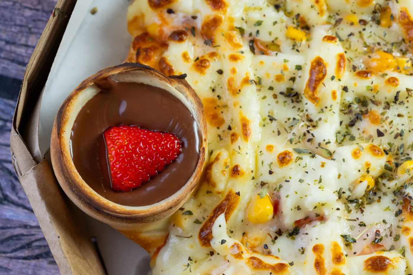 Borda vulcão de chocolate com morango